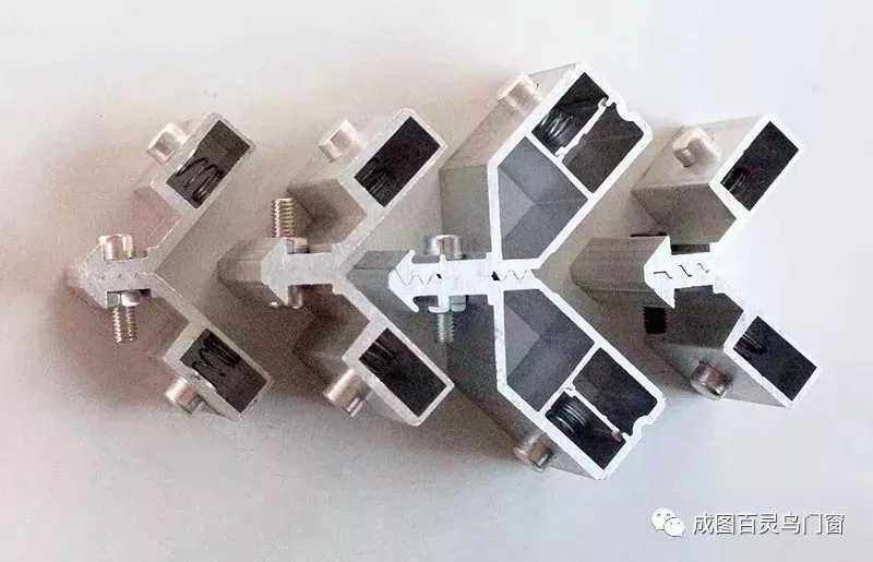 成图百灵鸟门窗新一代注胶组角技术，永久粘合，彻底密封！